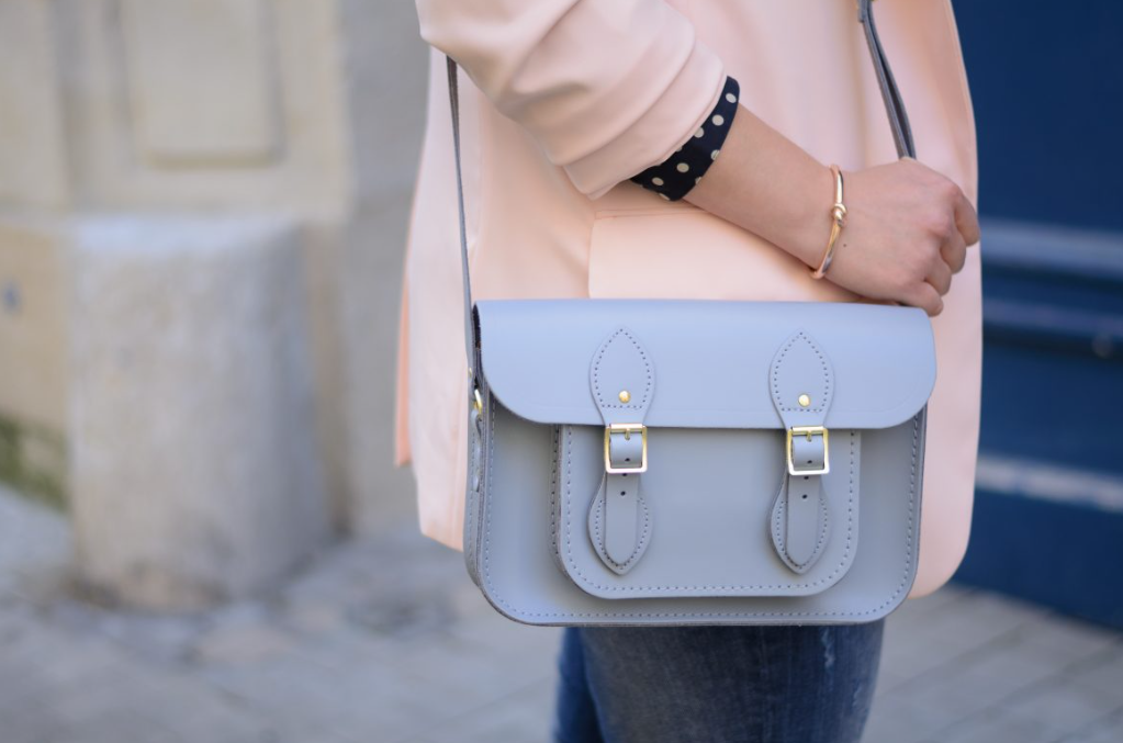 Sac Cambridge : L'Art de Créer l'Élégance au Bout des Doigts