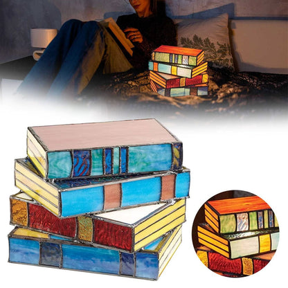 Lampe en vitrail de livres superposés