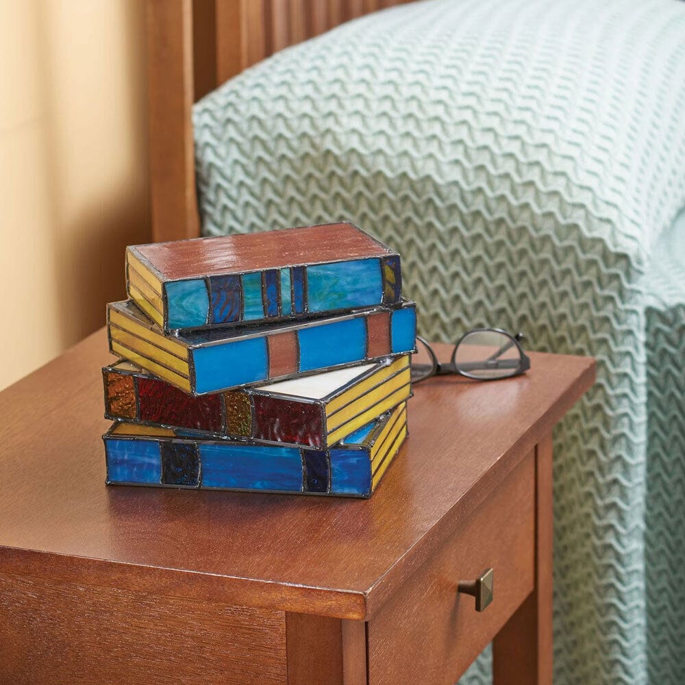 Lampe en vitrail de livres superposés